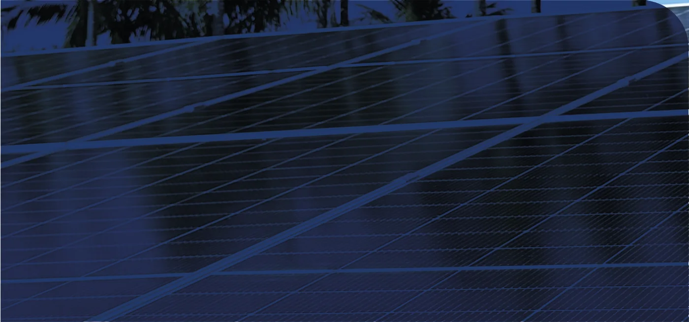 Módulos fotovoltaicos instalados em close