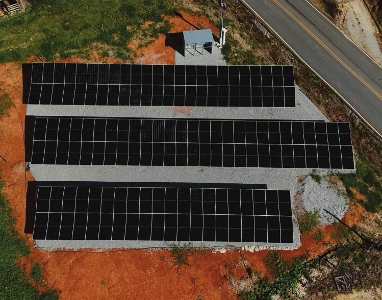 Usina fotovoltaica de 105 kWp instalada em solo, vista aérea